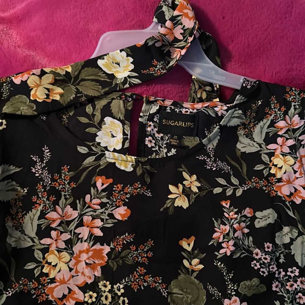 Sugarlips size 3X dress
Black floral background, knee length
Sash included